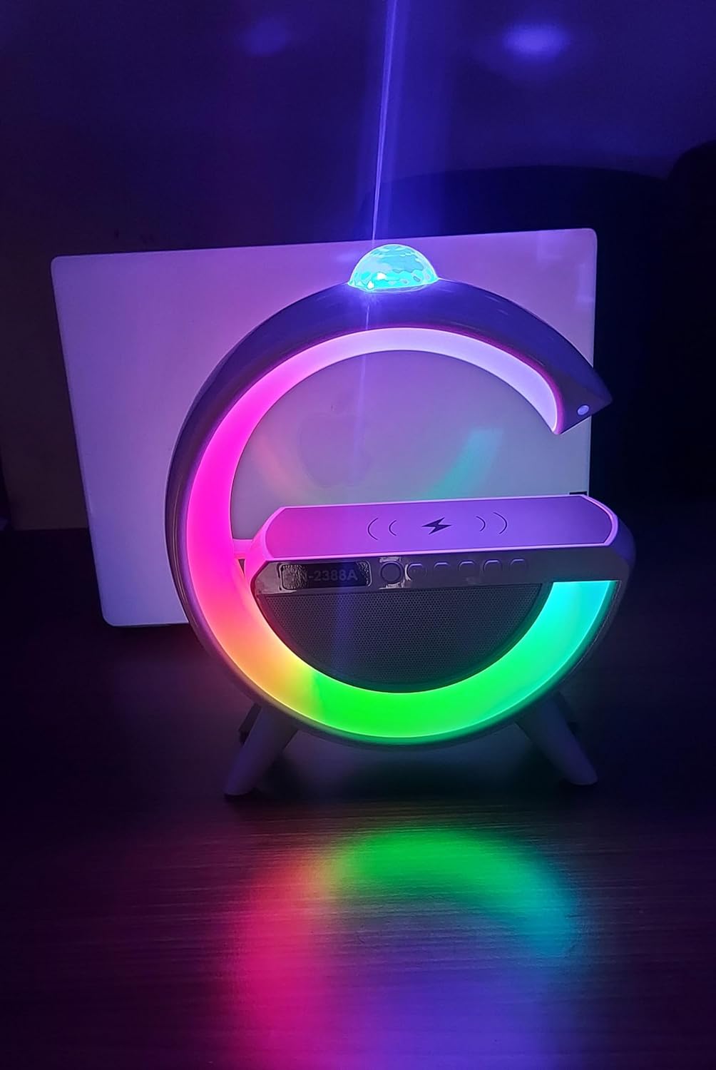 Bocina Bluetooth RGB con Proyector y Carga Inalámbrica